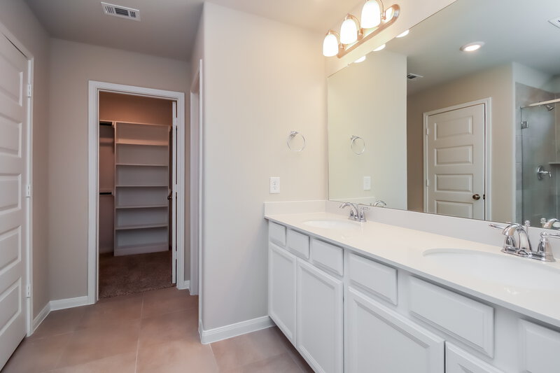 2,095/Mo, 7068 Silverleaf Oak Street Conroe, TX 77304 Main Bathroom View