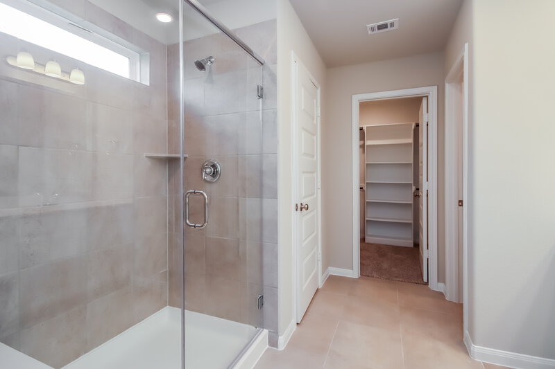2,095/Mo, 7068 Silverleaf Oak Street Conroe, TX 77304 Main Bathroom View 2