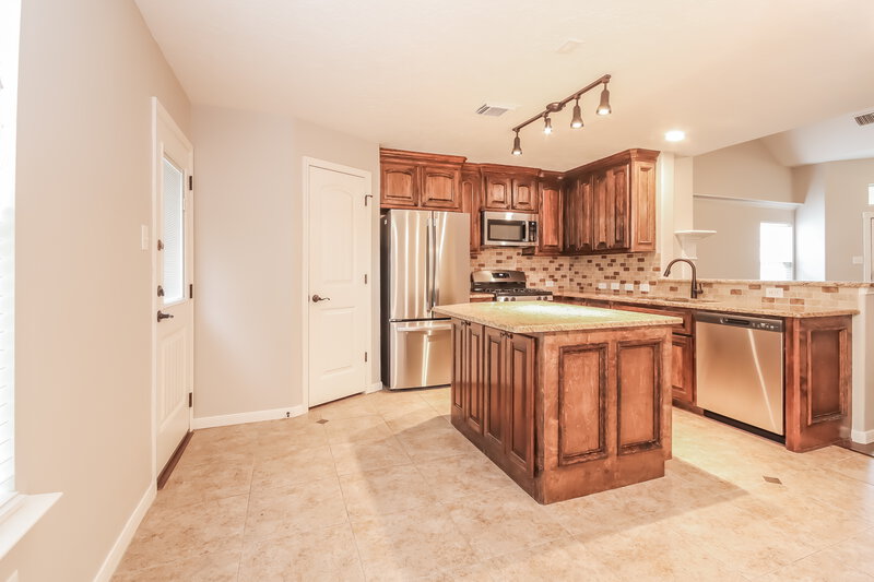 2,200/Mo, 18421 Sunrise Pines Dr Montgomery, TX 77316 Kitchen View 2