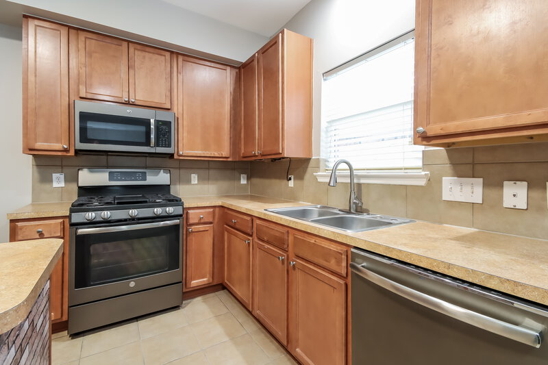 2,380/Mo, 4902 Summer Rain Dr Conroe, TX 77303 Kitchen View 3