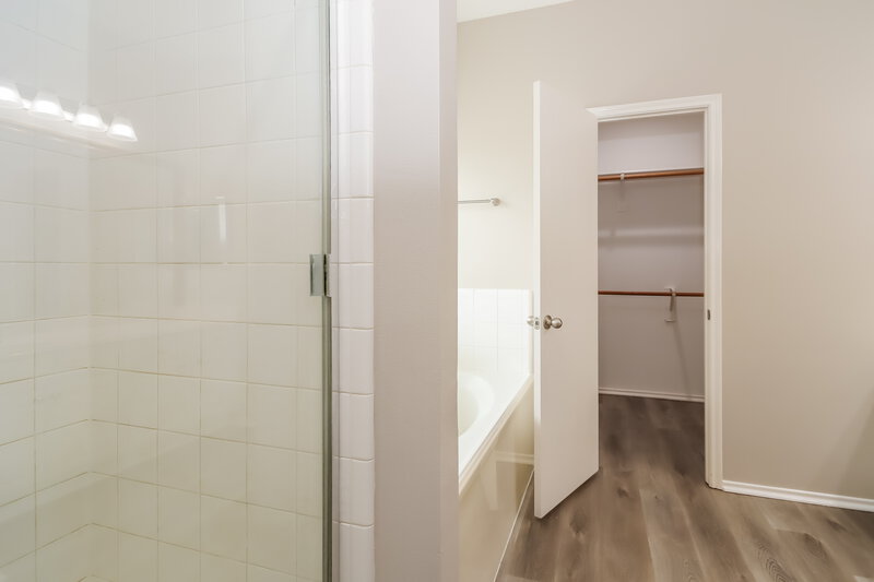 2,380/Mo, 4902 Summer Rain Dr Conroe, TX 77303 Main Bathroom View