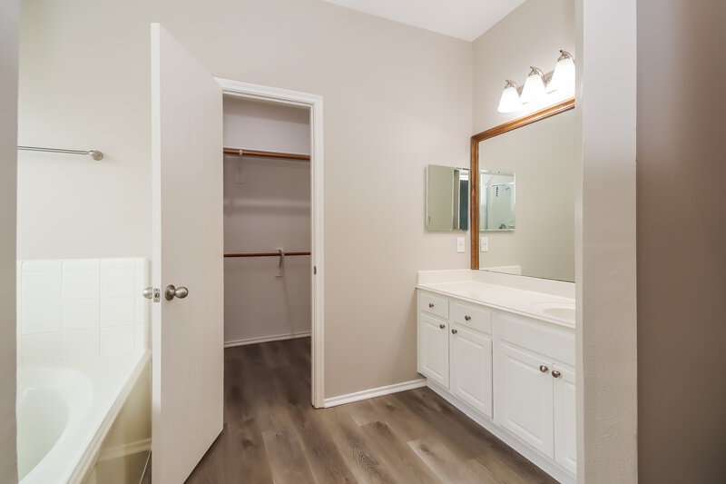 2,380/Mo, 4902 Summer Rain Dr Conroe, TX 77303 Main Bathroom View 2