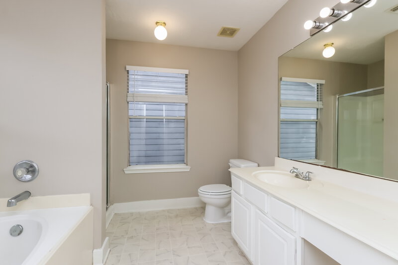 1,920/Mo, 10202 Farrell Dr Houston, TX 77070 Main Bathroom View