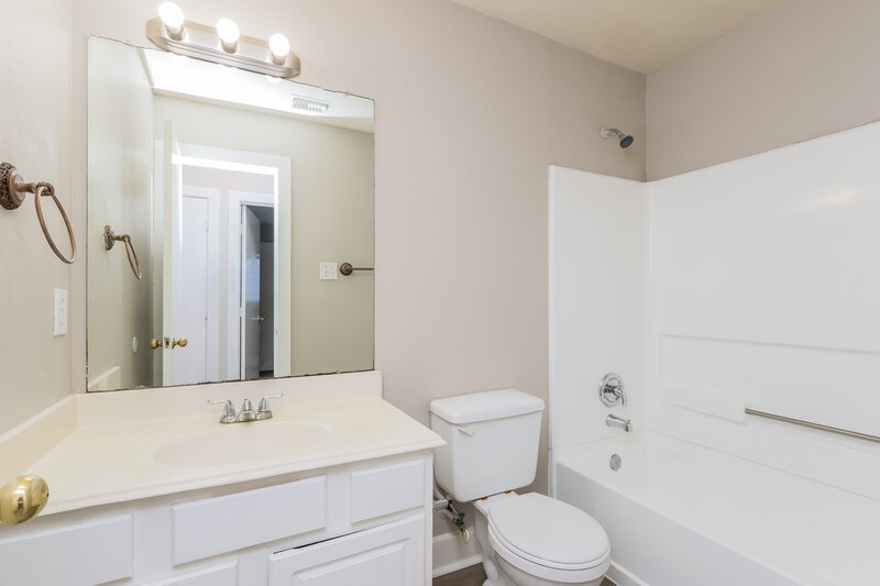 1,920/Mo, 10202 Farrell Dr Houston, TX 77070 Bathroom View