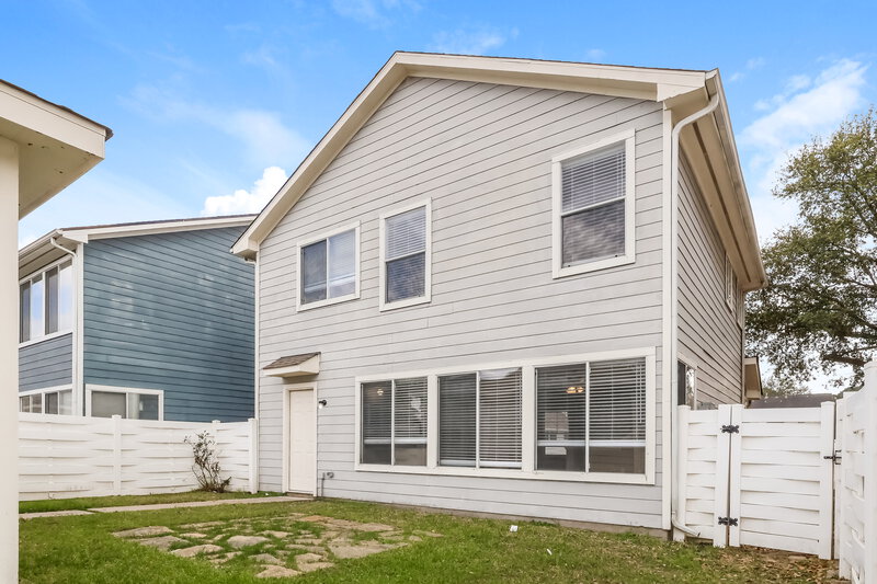 1,920/Mo, 10202 Farrell Dr Houston, TX 77070 Rear View