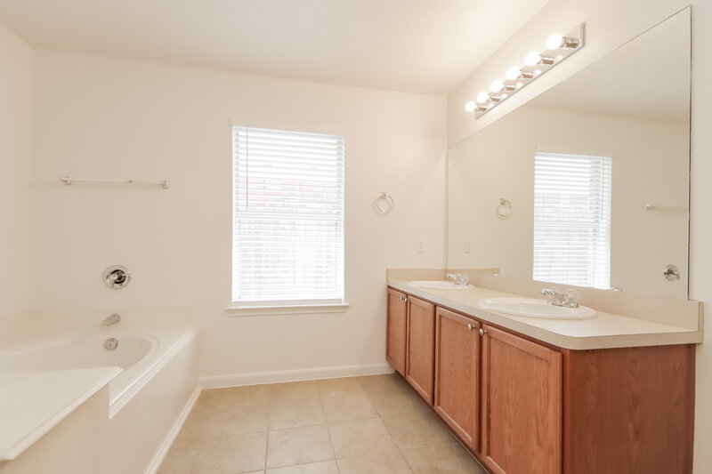 1,840/Mo, 2805 Woodspring Forest Dr Kingwood, TX 77345 Main Bathroom View