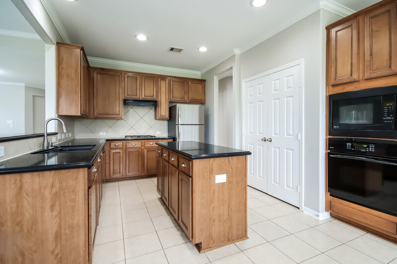 2,290/Mo, 2014 Preston Park Rosenberg, TX 77471 Kitchen View