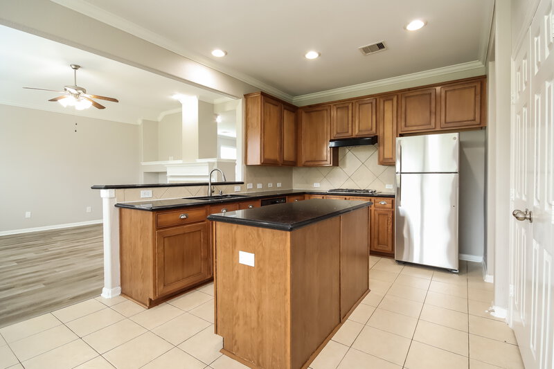 2,290/Mo, 2014 Preston Park Rosenberg, TX 77471 Kitchen View 2