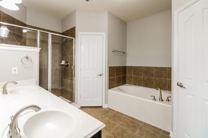 0/Mo, 2634 Key West Dr Katy, TX 77493 Main Bathroom View
