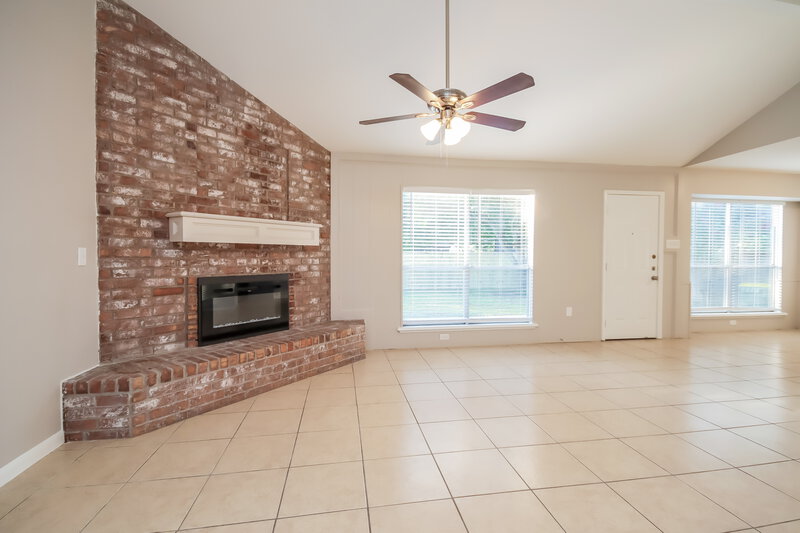 1,960/Mo, 3603 Misty Ln Pearland, TX 77581 Living Room View 3