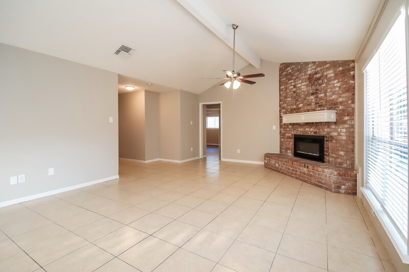 1,960/Mo, 3603 Misty Ln Pearland, TX 77581 Living Room View 4