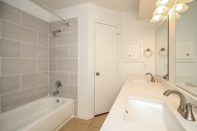 1,960/Mo, 3603 Misty Ln Pearland, TX 77581 Main Bathroom View