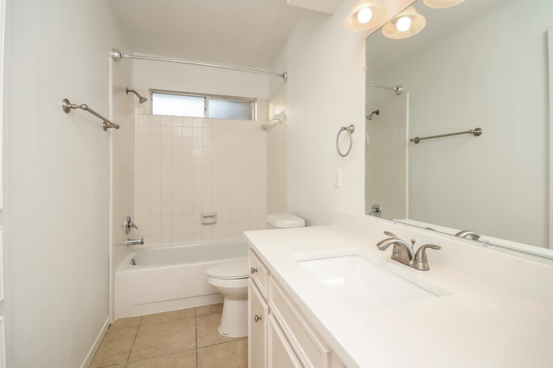 1,960/Mo, 3603 Misty Ln Pearland, TX 77581 Bathroom View