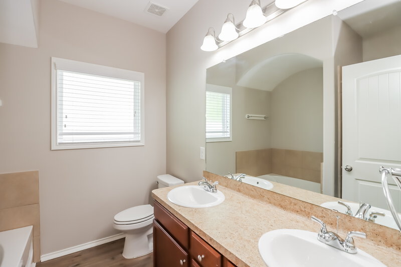 1,870/Mo, 718 Neap Ct Crosby, TX 77532 Main Bathroom View