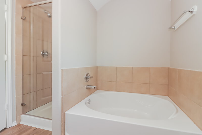 1,870/Mo, 718 Neap Ct Crosby, TX 77532 Main Bathroom View 2