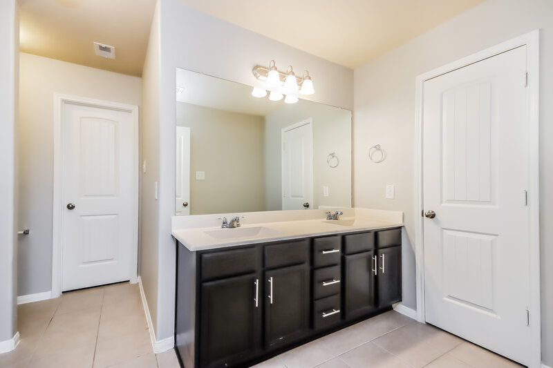 0/Mo, 9015 Eldorado Glen Dr Humble, TX 77338 Main Bathroom View
