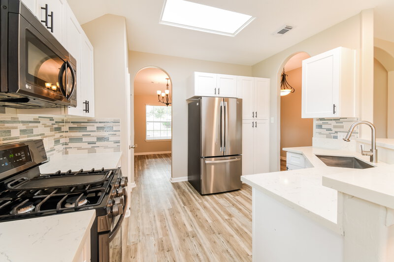 2,410/Mo, 302 Glade Bridge Ln Dickinson, TX 77539 Kitchen View 2