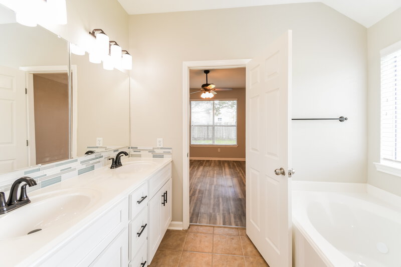 2,410/Mo, 302 Glade Bridge Ln Dickinson, TX 77539 Main Bathroom View