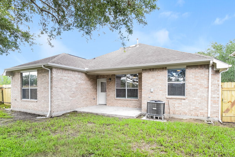 2,410/Mo, 302 Glade Bridge Ln Dickinson, TX 77539 Rear View