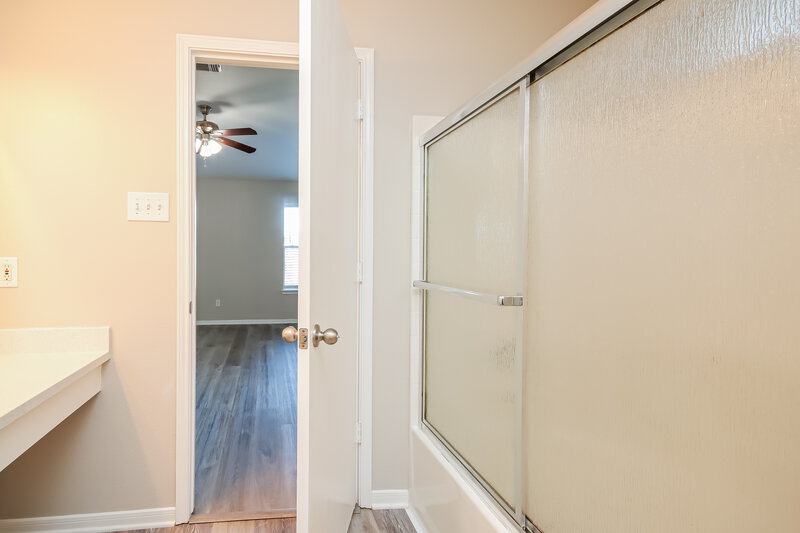 2,060/Mo, 3406 Wheatstalk Ln Pearland, TX 77581 Main Bathroom View