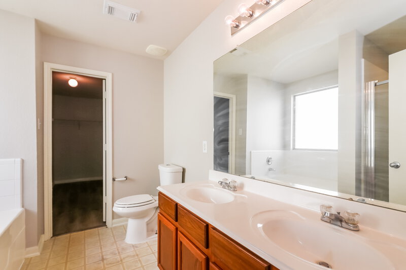 2,410/Mo, 2014 Freedom Ct Missouri City, TX 77459 Main Bathroom View