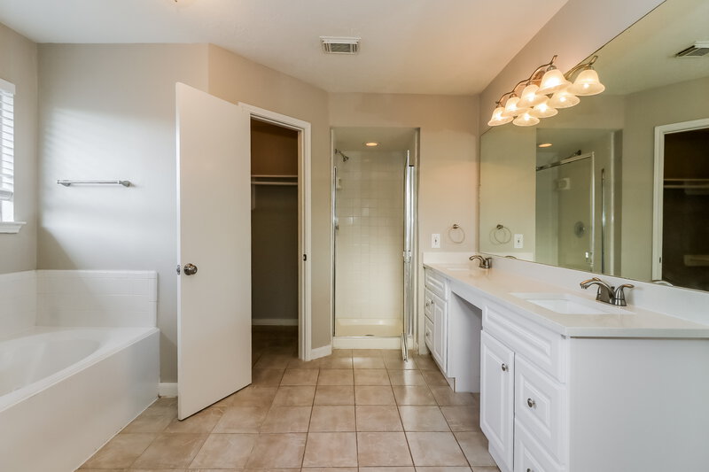 2,130/Mo, 15806 Mission Crest Ct Houston, TX 77083 Main Bathroom View