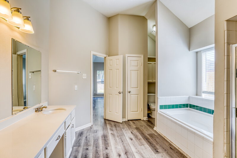 1,925/Mo, 6615 Bluebottle Ln Katy, TX 77449 Main Bathroom View