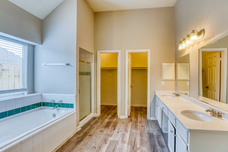1,925/Mo, 6615 Bluebottle Ln Katy, TX 77449 Main Bathroom View 2