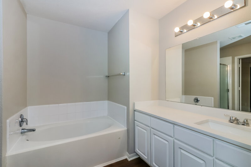 1,825/Mo, 3306 Clipper Winds Way Houston, TX 77084 Main Bathroom View
