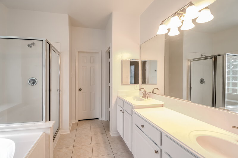 2,765/Mo, 4419 Chestnut Grv League City, TX 77573 Main Bathroom View