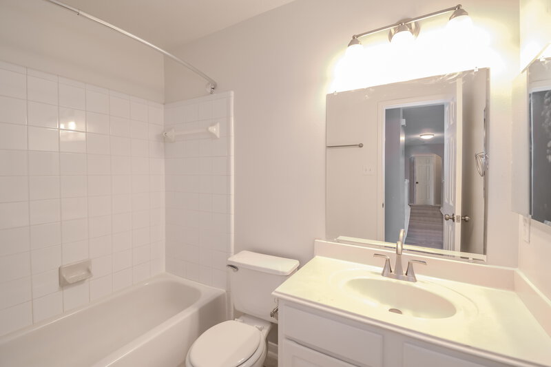 2,765/Mo, 4419 Chestnut Grv League City, TX 77573 Bathroom View