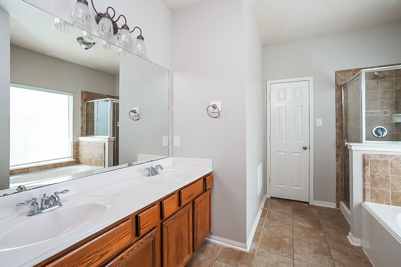 2,425/Mo, 16927 Empty Ness Dr Cypress, TX 77429 Main Bathroom View