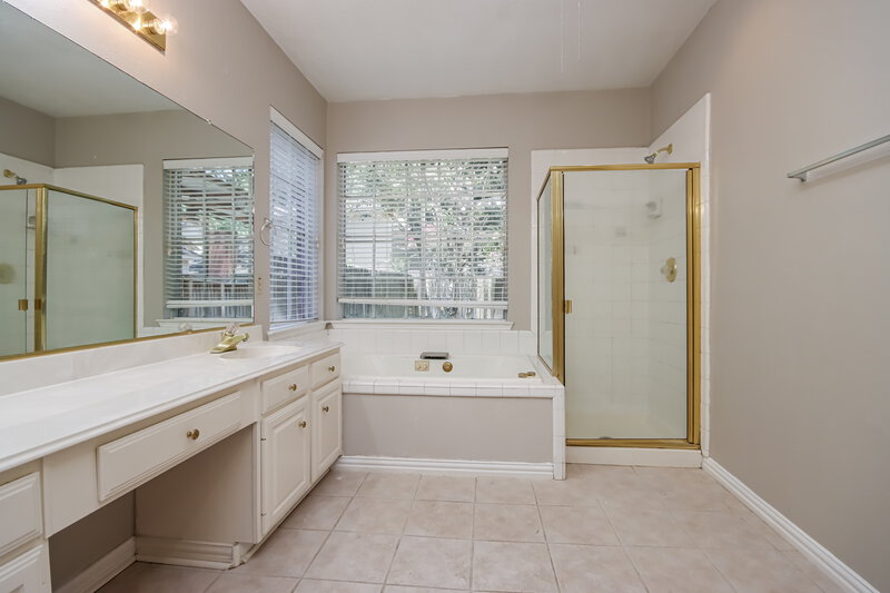 2,200/Mo, 12415 Logan Mill Dr Houston, TX 77070 Main Bathroom View