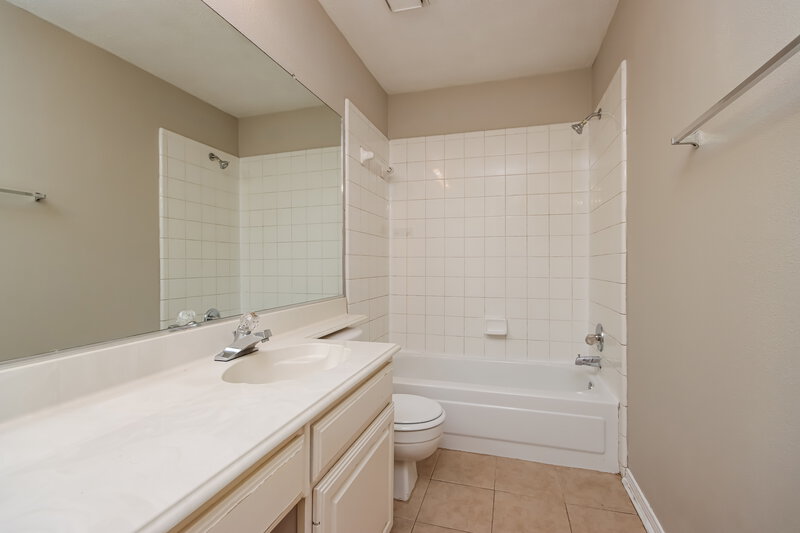 2,200/Mo, 12415 Logan Mill Dr Houston, TX 77070 Bathroom View