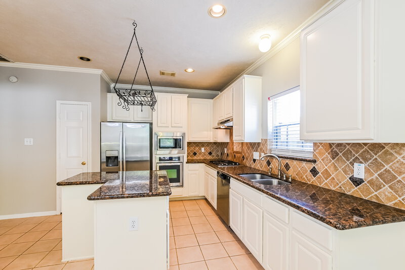 0/Mo, 2634 Vermillion Rd Seabrook, TX 77586 Kitchen View 2