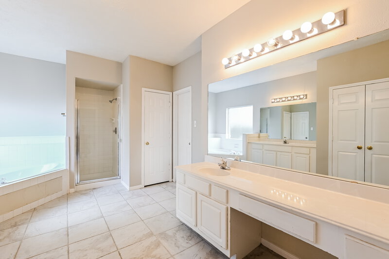 0/Mo, 2634 Vermillion Rd Seabrook, TX 77586 Main Bathroom View