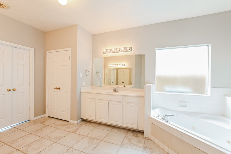0/Mo, 2634 Vermillion Rd Seabrook, TX 77586 Main Bathroom View 2