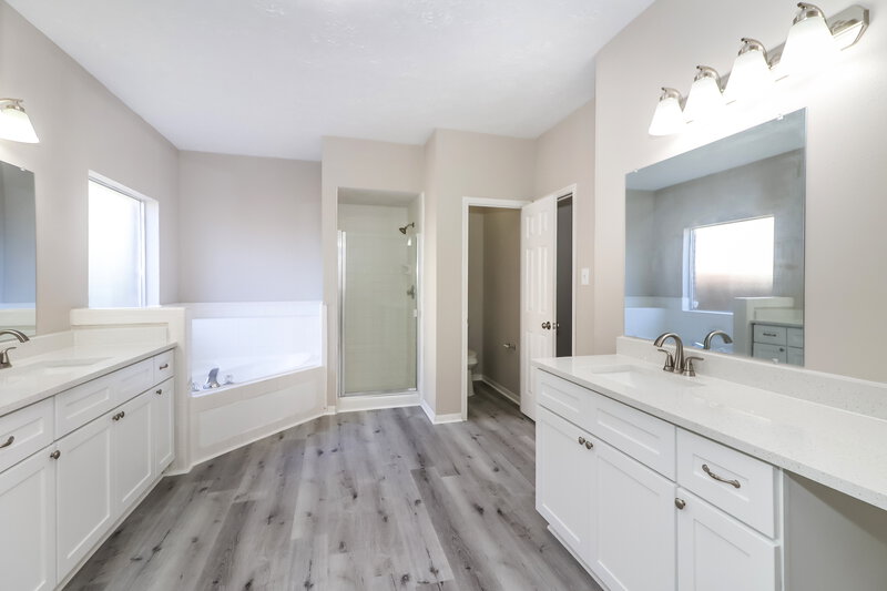 2,855/Mo, 2634 Vermillion Rd Seabrook, TX 77586 Main Bathroom View