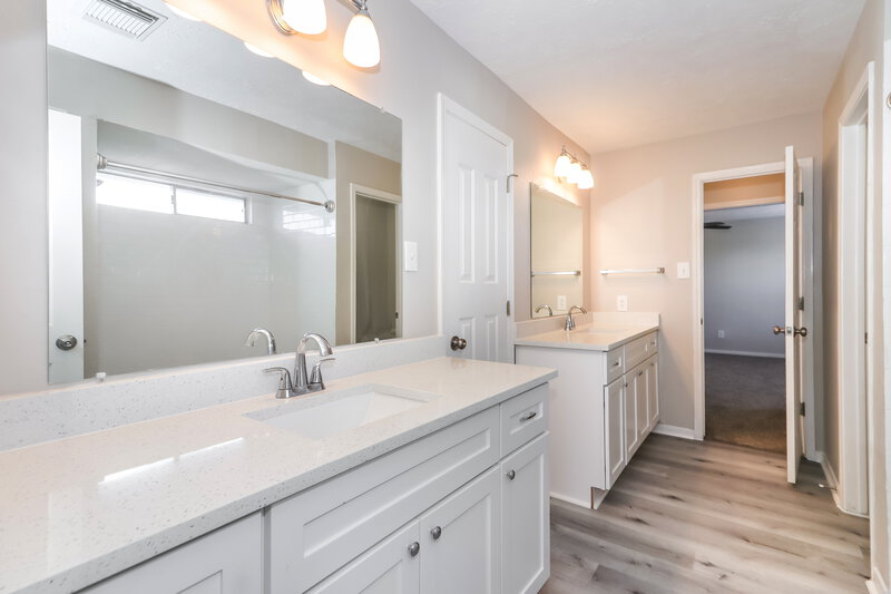 2,855/Mo, 2634 Vermillion Rd Seabrook, TX 77586 Main Bathroom View 2