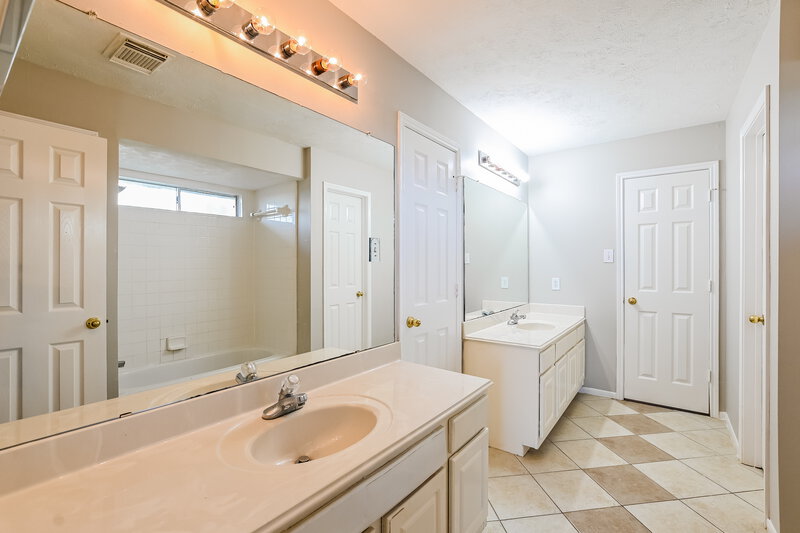 0/Mo, 2634 Vermillion Rd Seabrook, TX 77586 Bathroom View