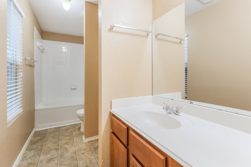 1,490/Mo, 2034 Vanamen Ct Conroe, TX 77304 Main Bathroom View