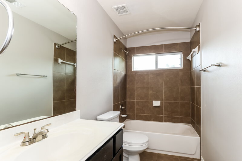 2,165/Mo, 28923 Hidden Lk W Magnolia, TX 77354 Bathroom View