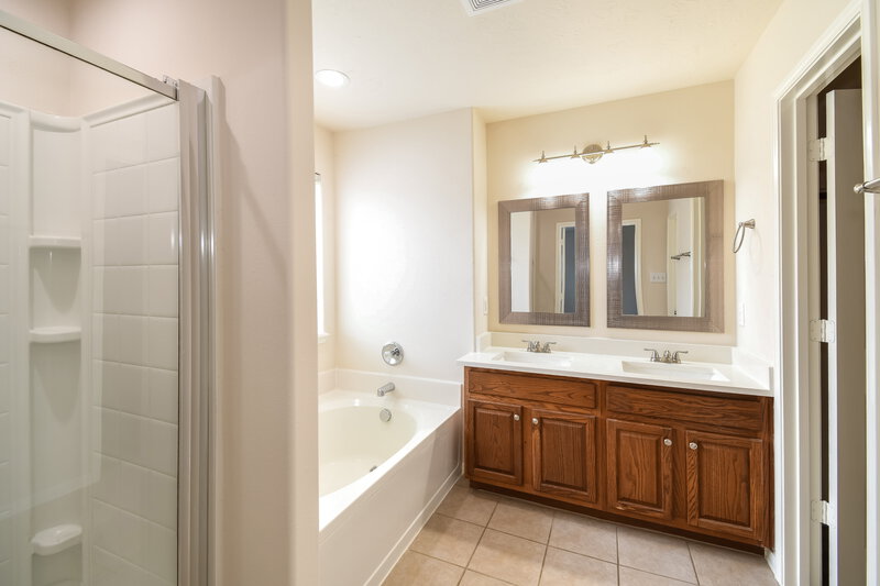 2,130/Mo, 19307 Arrow Grand Ct Richmond, TX 77407 Main Bathroom View