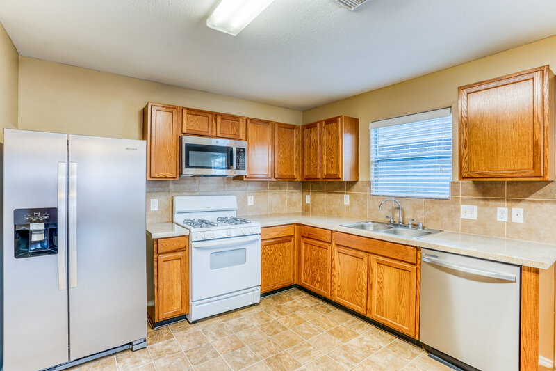 2,270/Mo, 8223 Wainwright Way Rosharon, TX 77583 Kitchen View