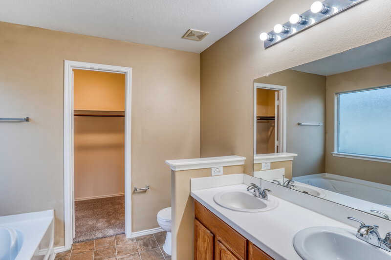 2,270/Mo, 8223 Wainwright Way Rosharon, TX 77583 Main Bathroom View
