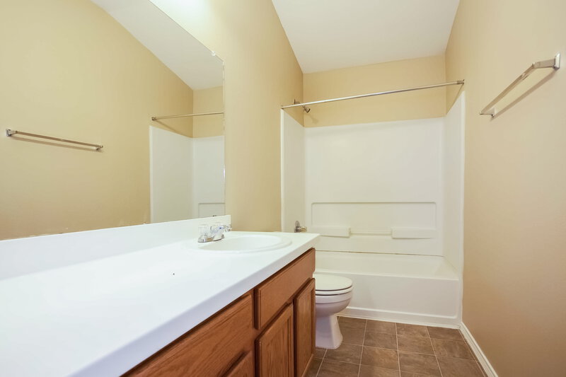 2,370/Mo, 8223 Wainwright Way Rosharon, TX 77583 Bathroom View