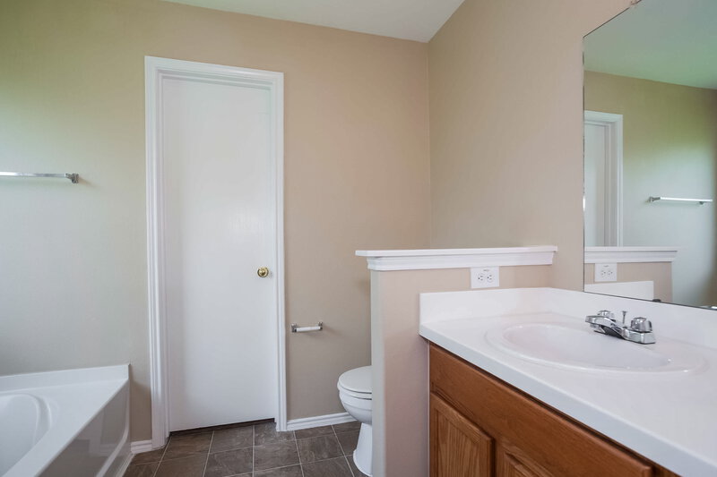 2,370/Mo, 8223 Wainwright Way Rosharon, TX 77583 Bathroom View 2