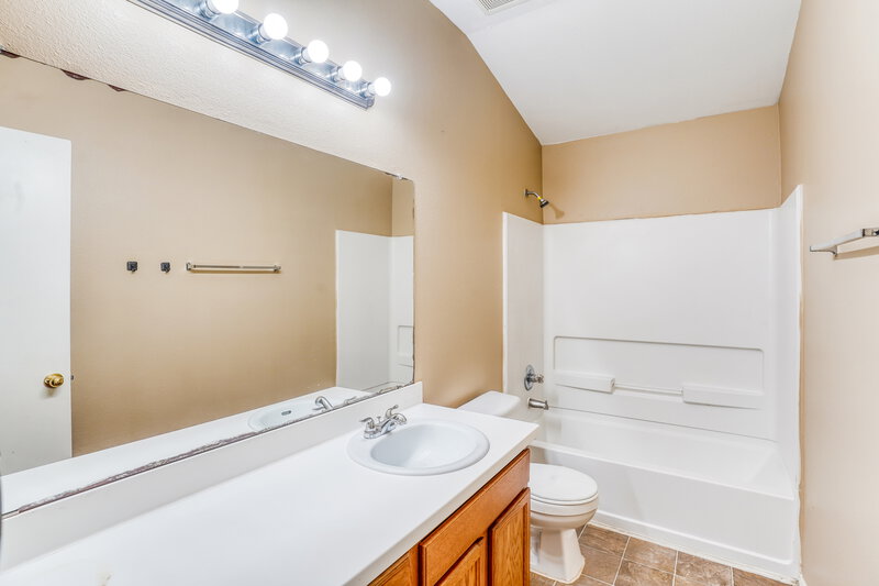 2,270/Mo, 8223 Wainwright Way Rosharon, TX 77583 Bathroom View