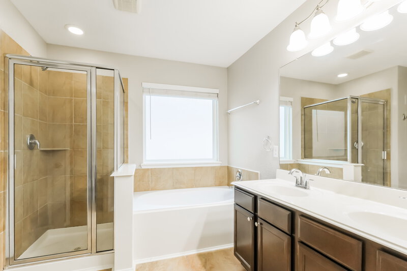 2,150/Mo, 2694 Elm Crossing Trl Spring, TX 77386 Main Bathroom View