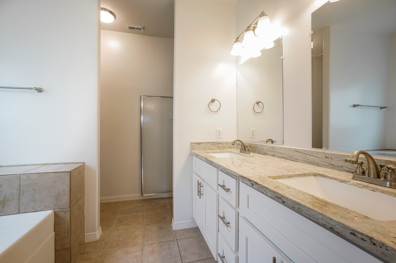 2,180/Mo, 21226 Peachvine Ln Tomball, TX 77375 Main Bathroom View